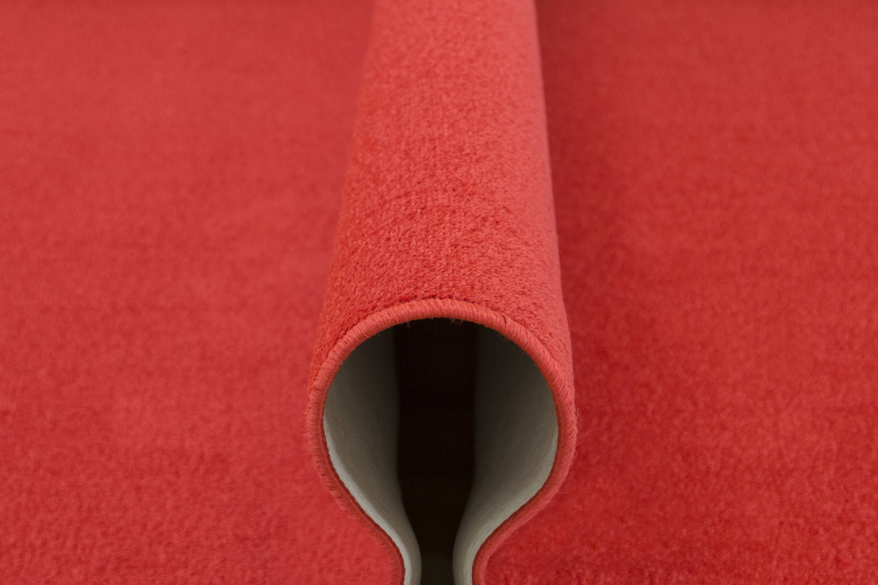 Metrážny koberec Dynasty 15 červený