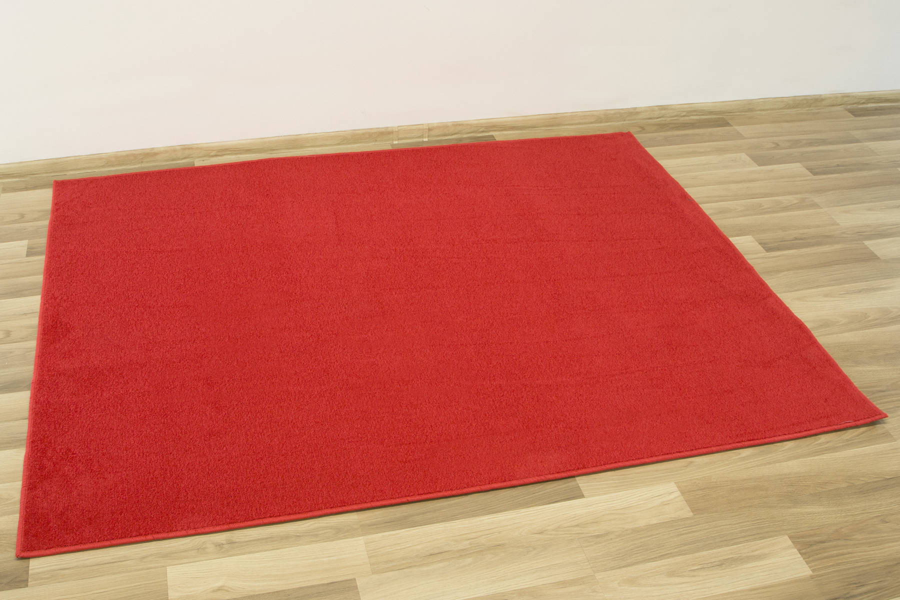 Metrážový koberec Dynasty 15 červený