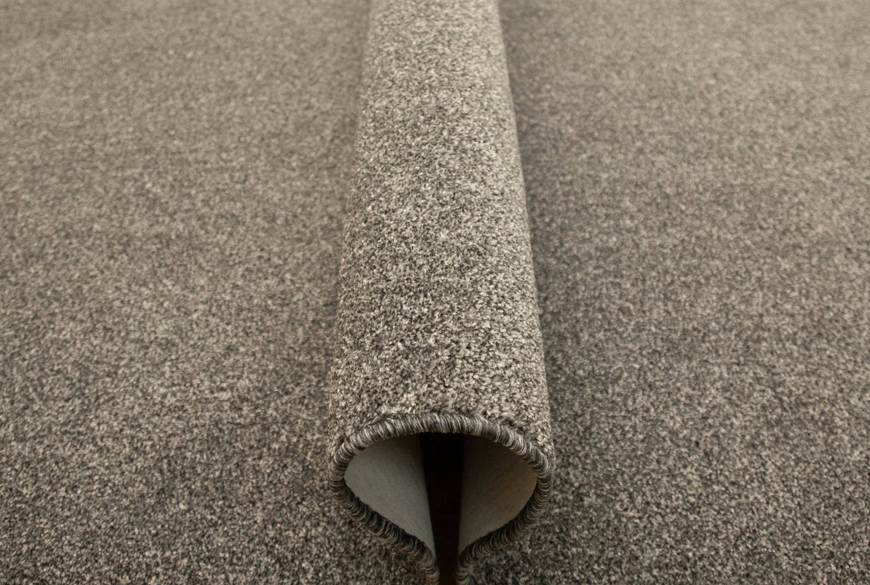Metrážový koberec Alpha 73 stříbrný / grafitový