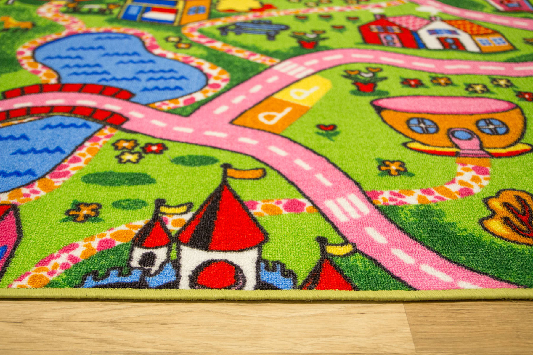Dětský metrážový koberec Amazing Town růžové uličky