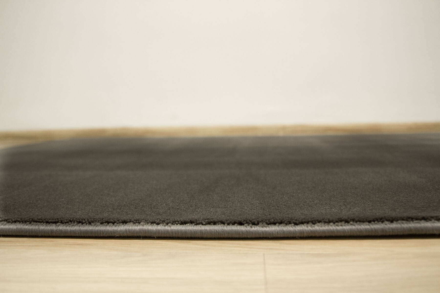 Metrážový koberec Kempinski 93 tmavě šedý