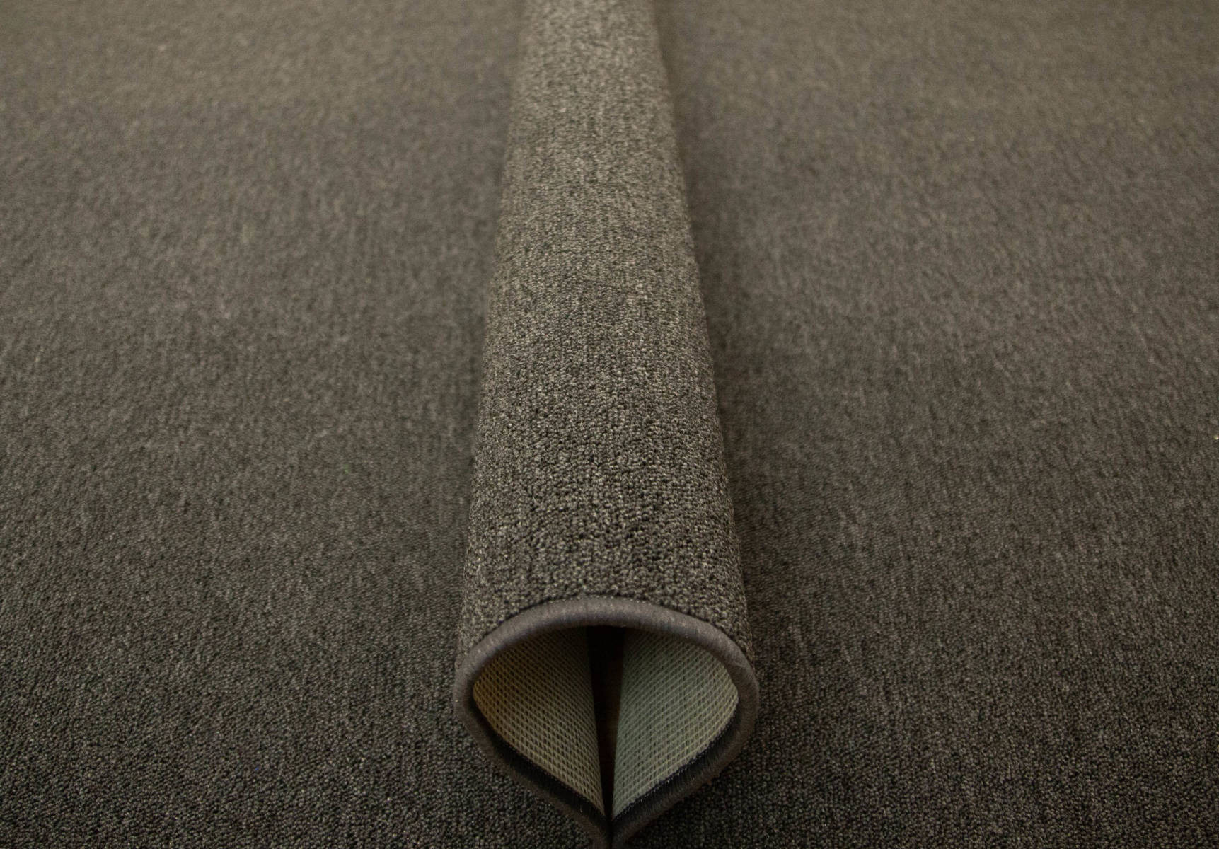 Metrážový koberec Rambo 77 tmavě šedý