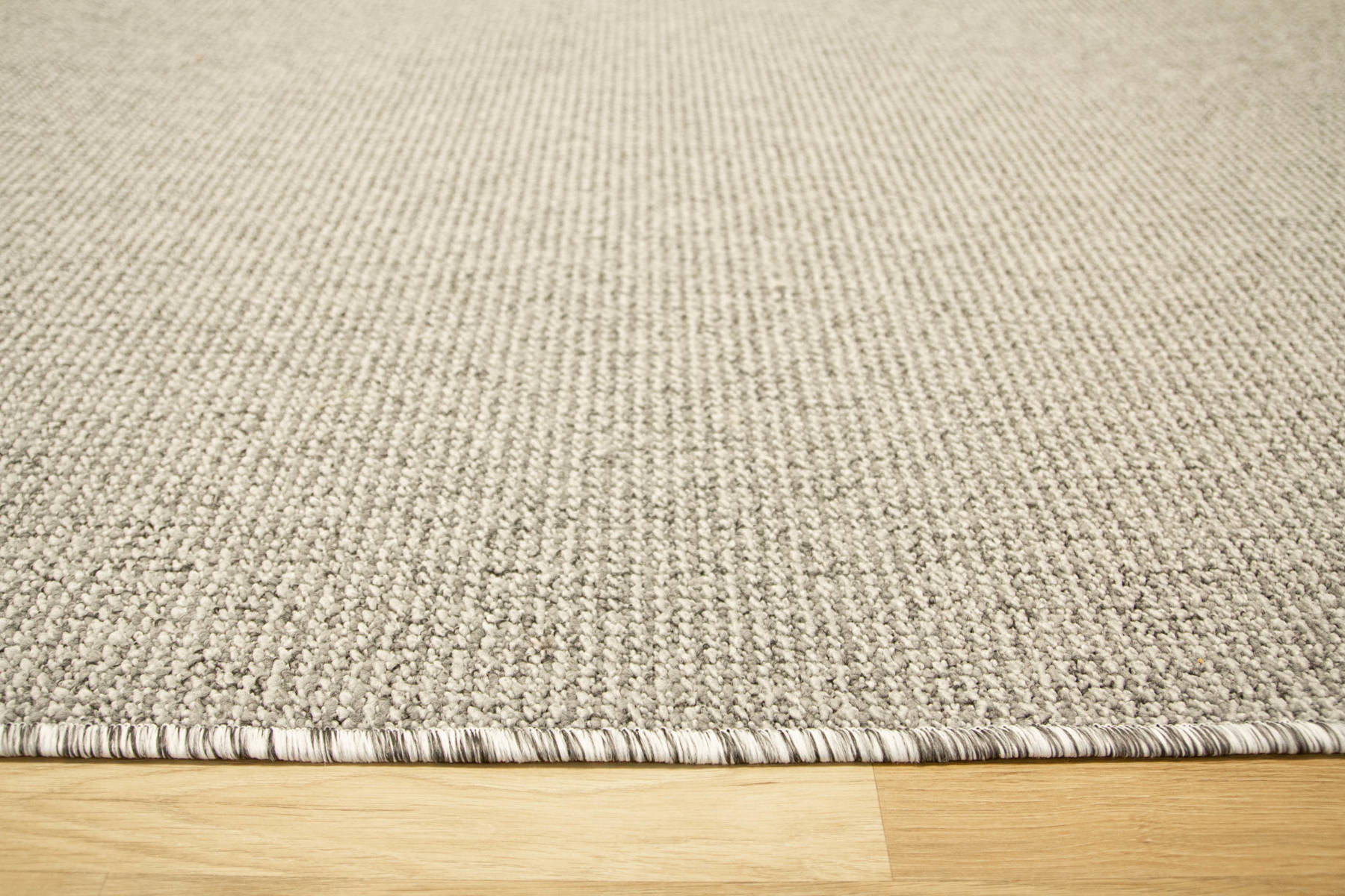 Metrážny koberec Tivano 72 svetlosivý 