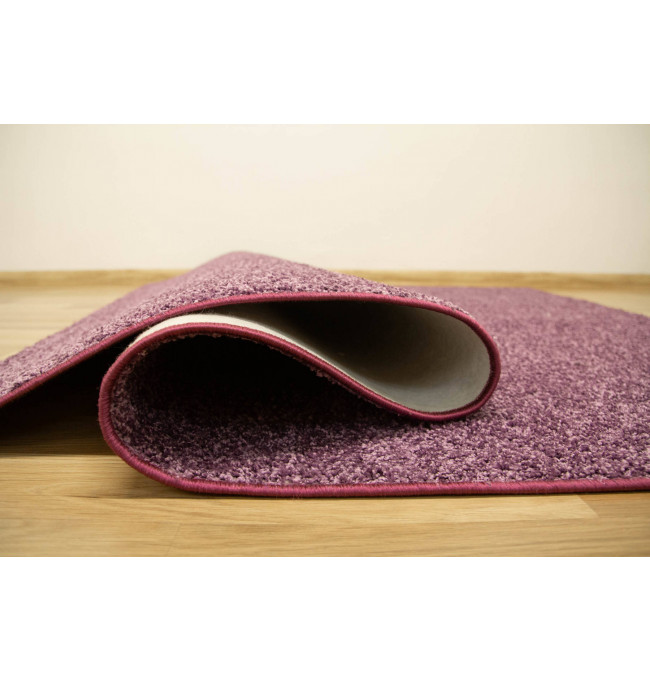 Metrážový koberec Mabelie 813 fialový