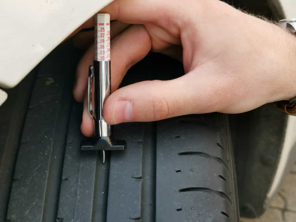 Aká je hĺbka dezénu novej pneumatiky?