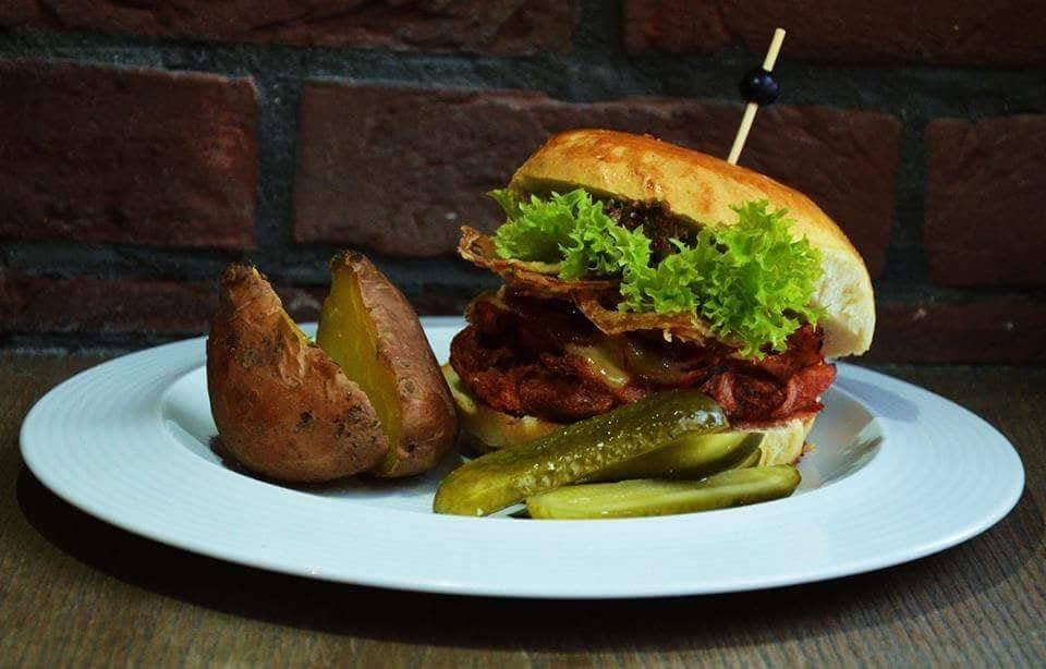 Michal Antol: Bravčový trhaný burger s pečenými zemiakmi