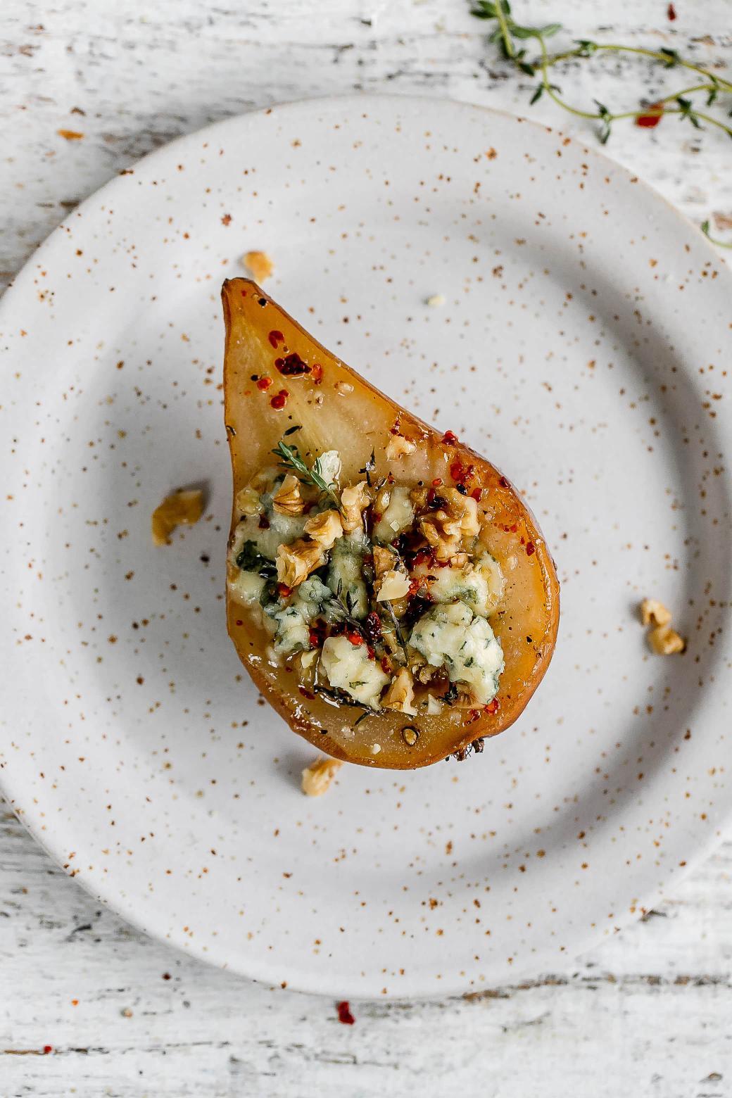Recept na plnené grilované hrušky s gorgonzolou a orechami od Petra Vargu