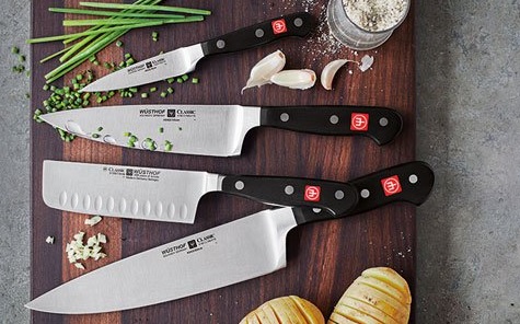 Egy konyha sikere elsősorban a jó minőségű és megfelelő késben rejlik. Milyen típusú kést használjunk és mikor?