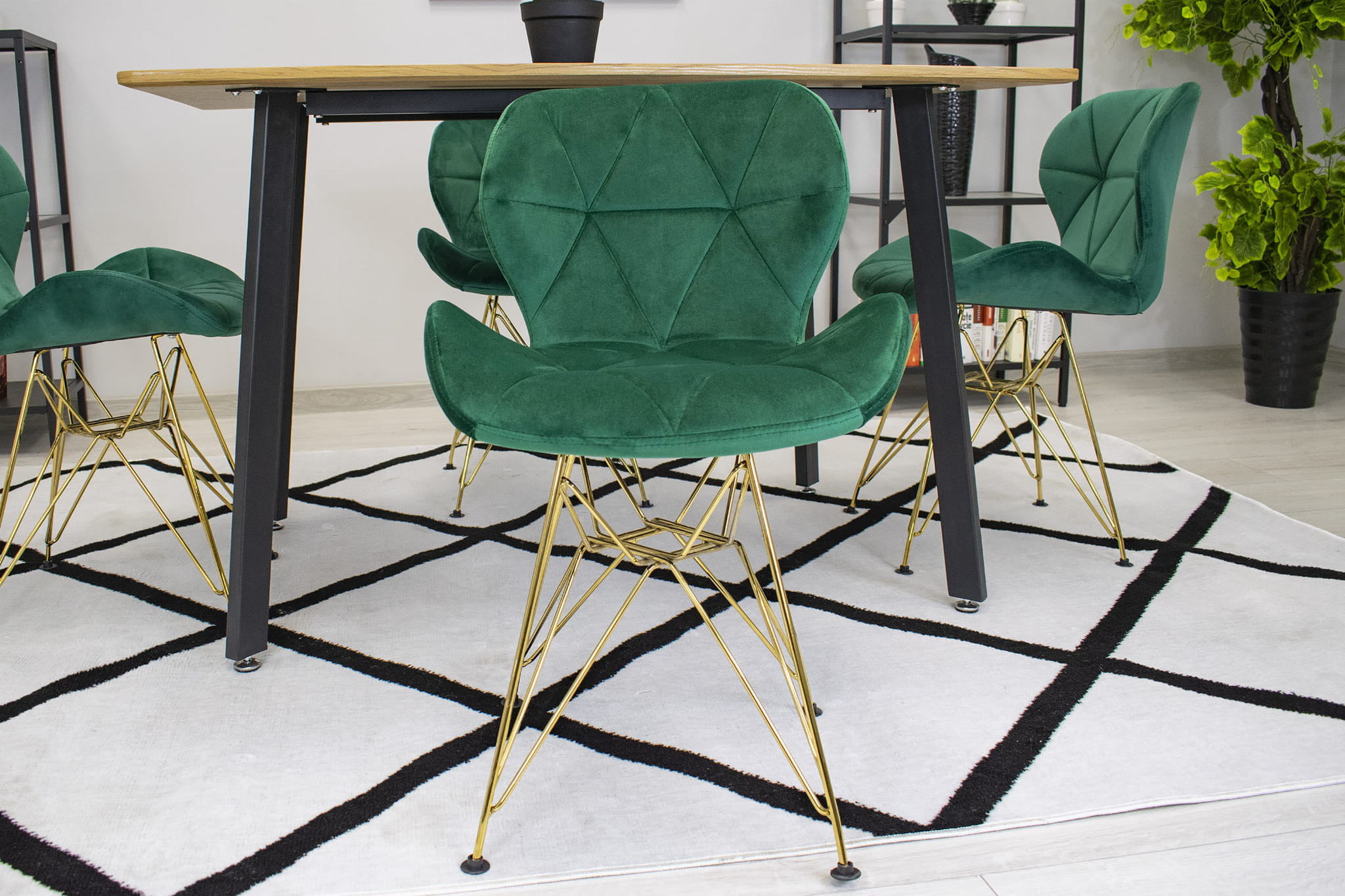 Set dvoch jedálenských stoličiek NEST zamat zelené (zlaté nohy) 2ks
