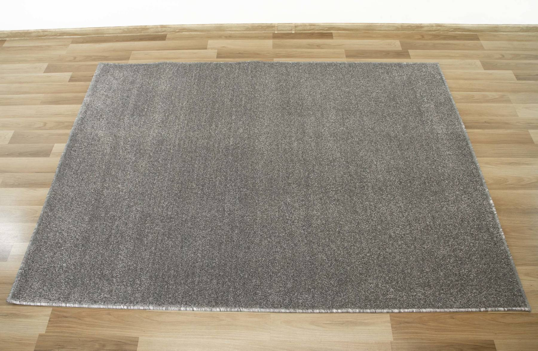 Metrážny koberec Birch 76 sivý
