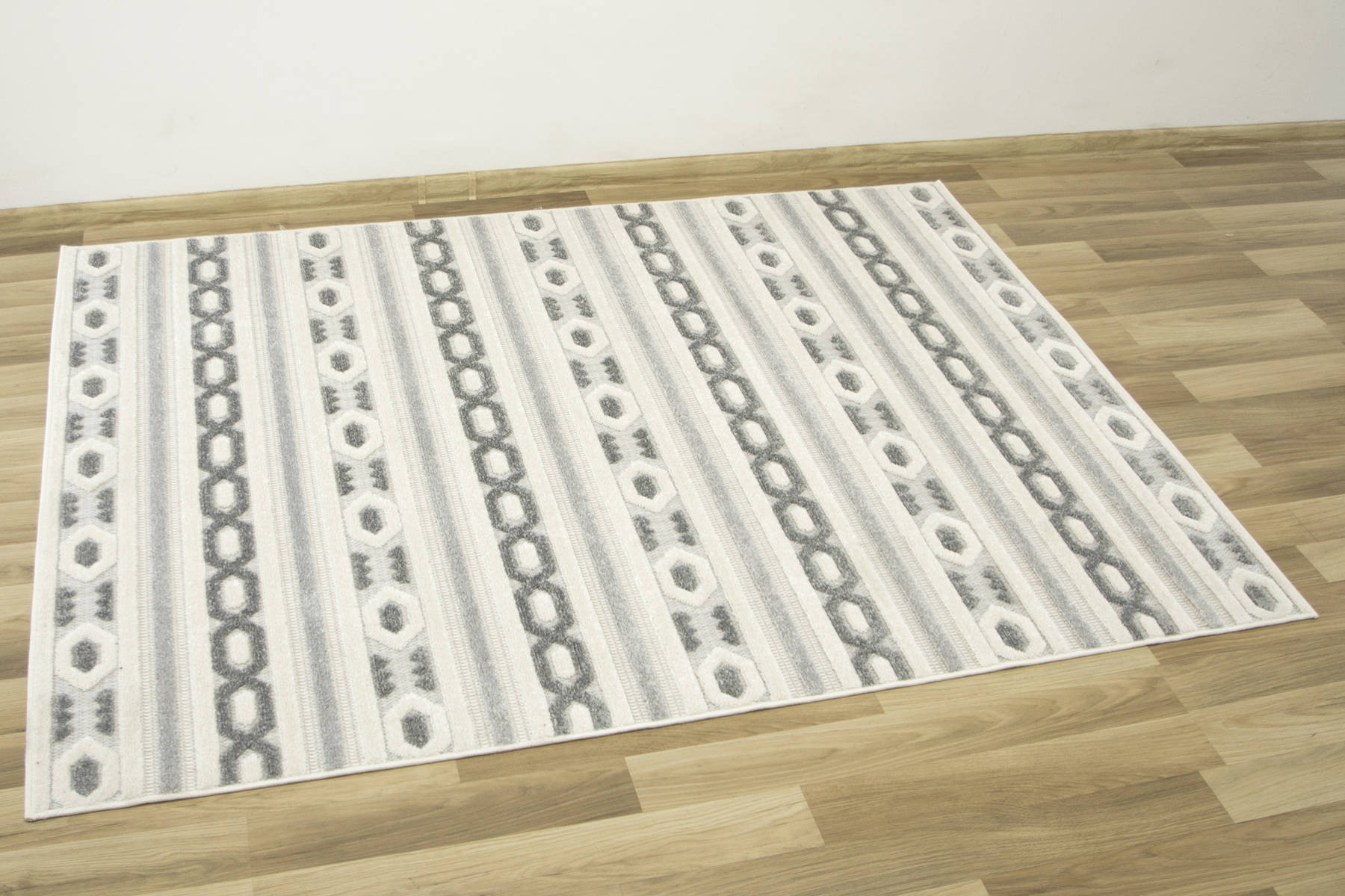 Šnúrkový koberec Stella D402A Etno sivý / strieborný / krémový