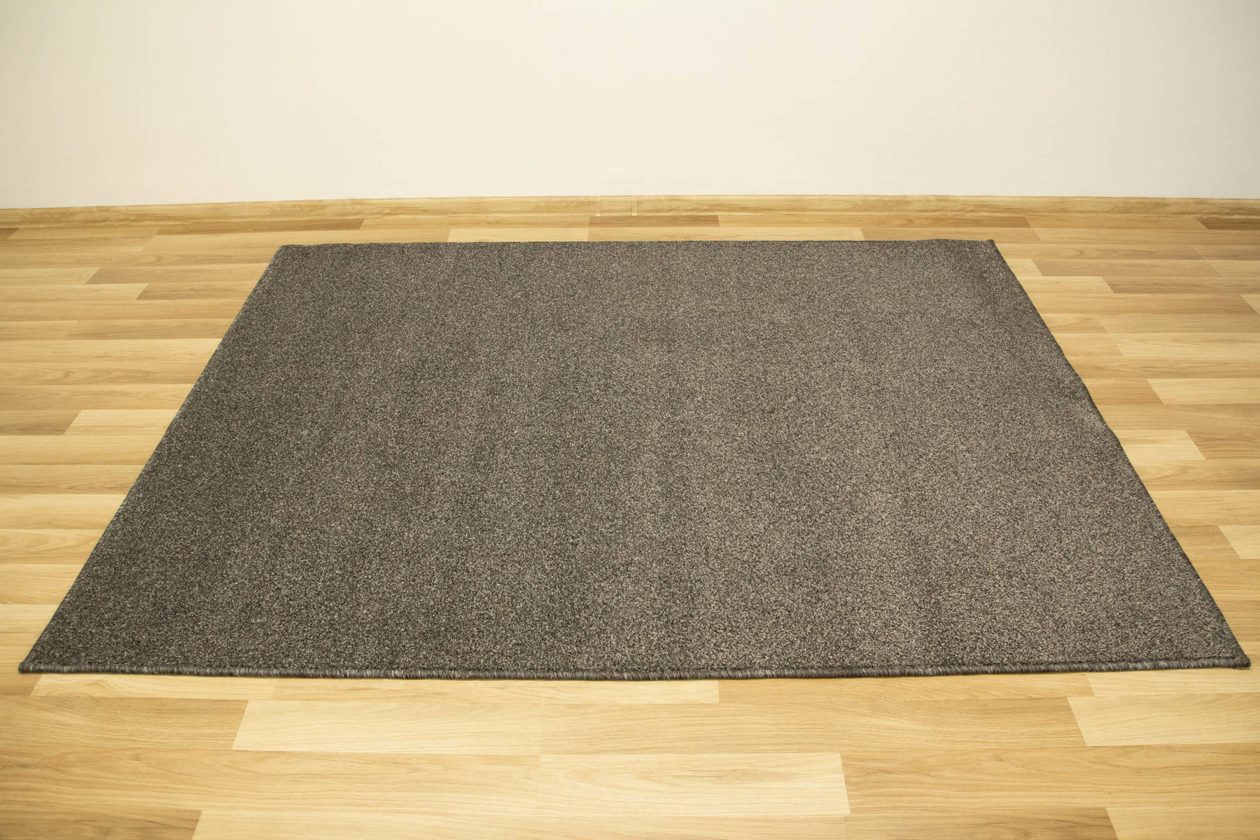 Metrážny koberec Alpha 77 sivý / čierny 