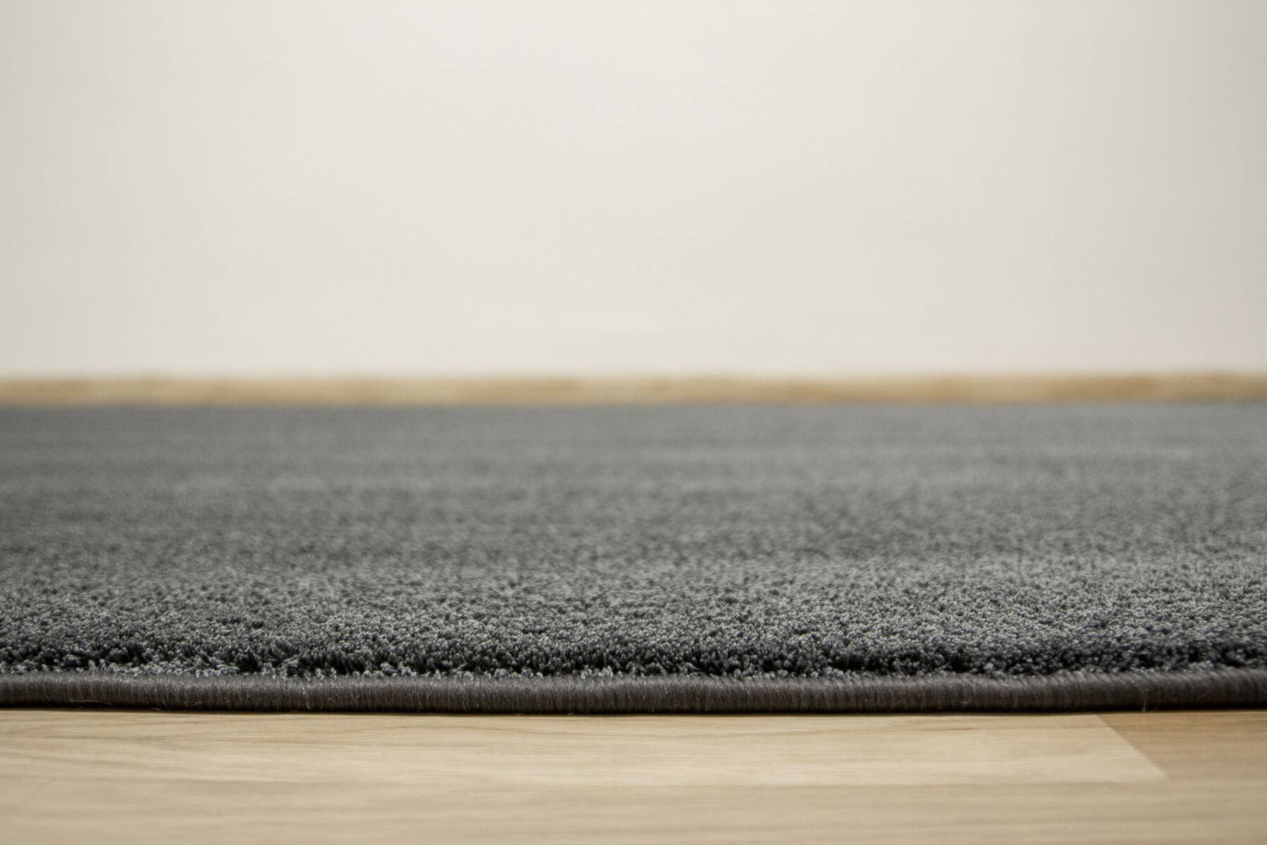 Metrážny koberec Amazing Vilt 76 antracitový