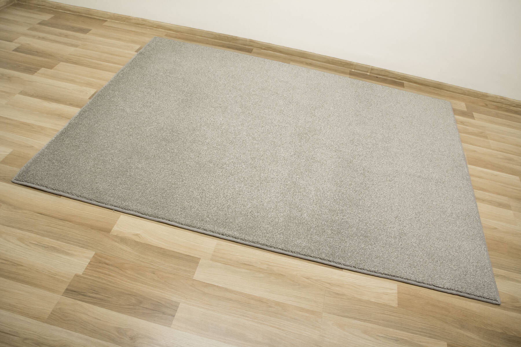 Metrážový koberec Corfu 76 šedý