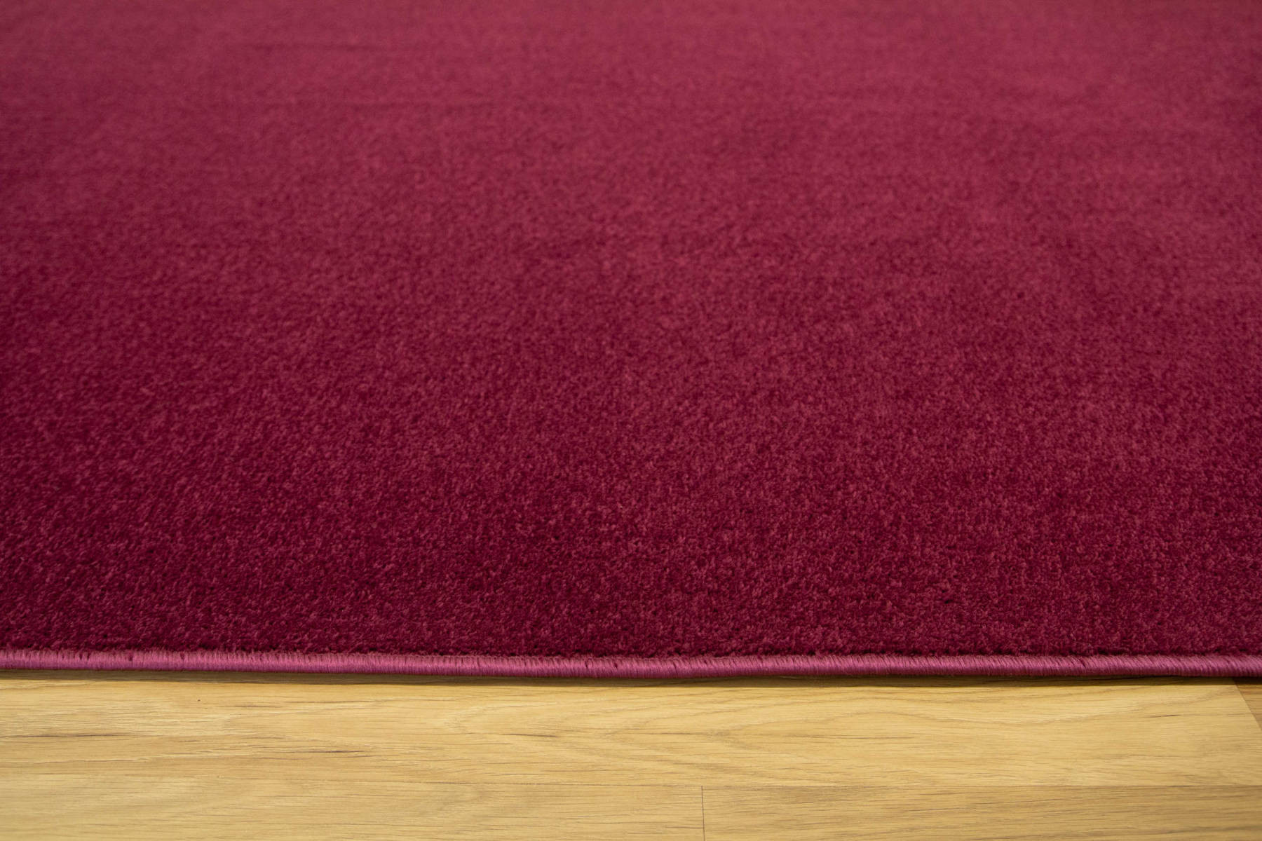 Metrážový koberec Dynasty 48 šeříkově fialový