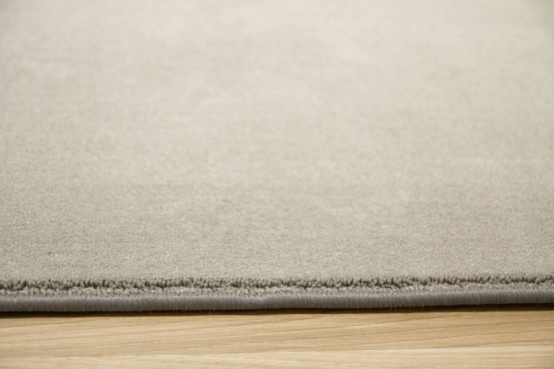 Metrážny koberec Kempinski 76 sivý
