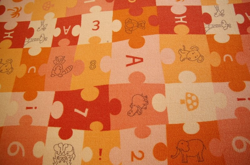 Dětský metrážový koberec PUZZLE oranžový