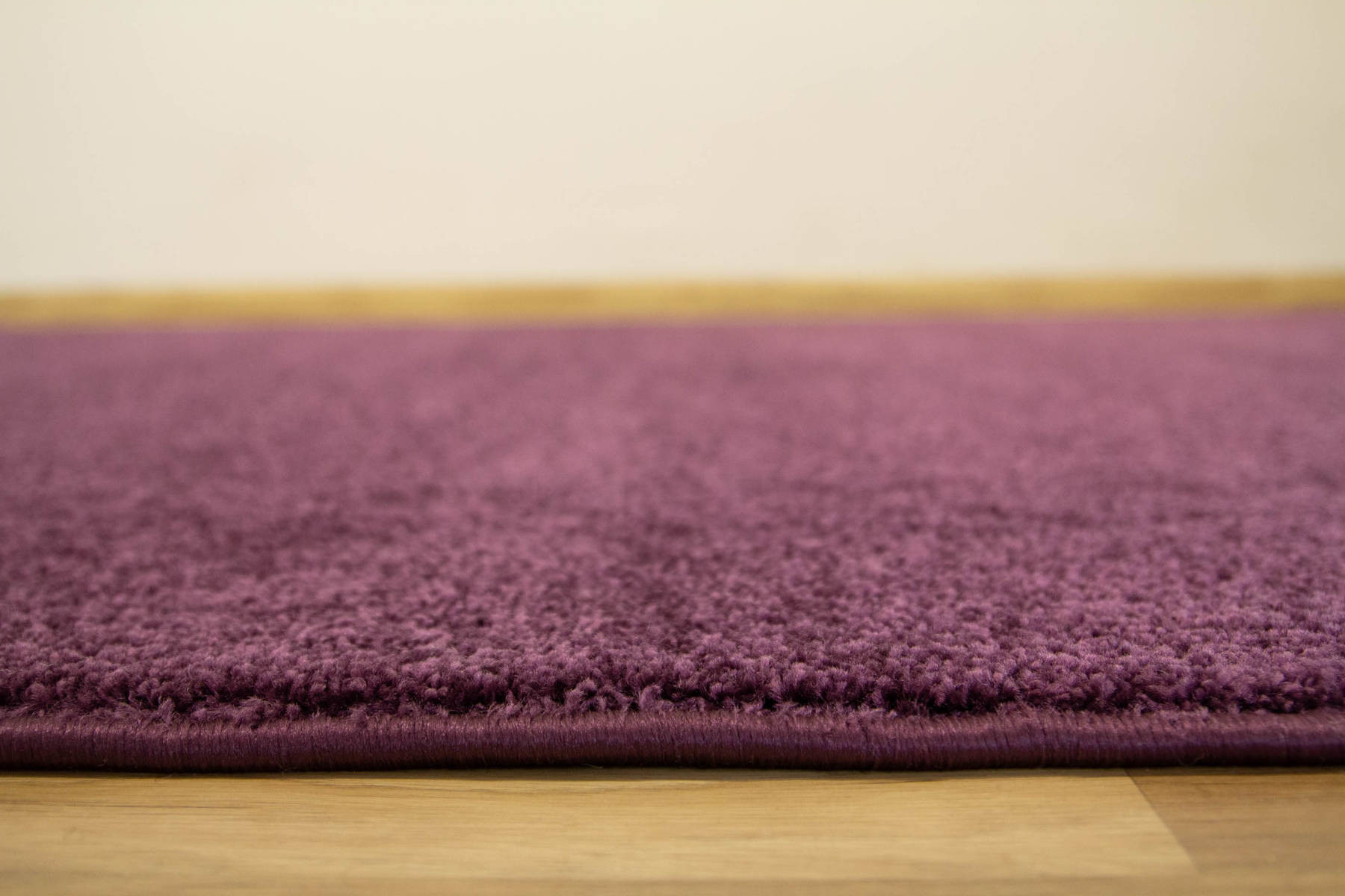 Metrážový koberec O-Constable Saxony 15 fialový