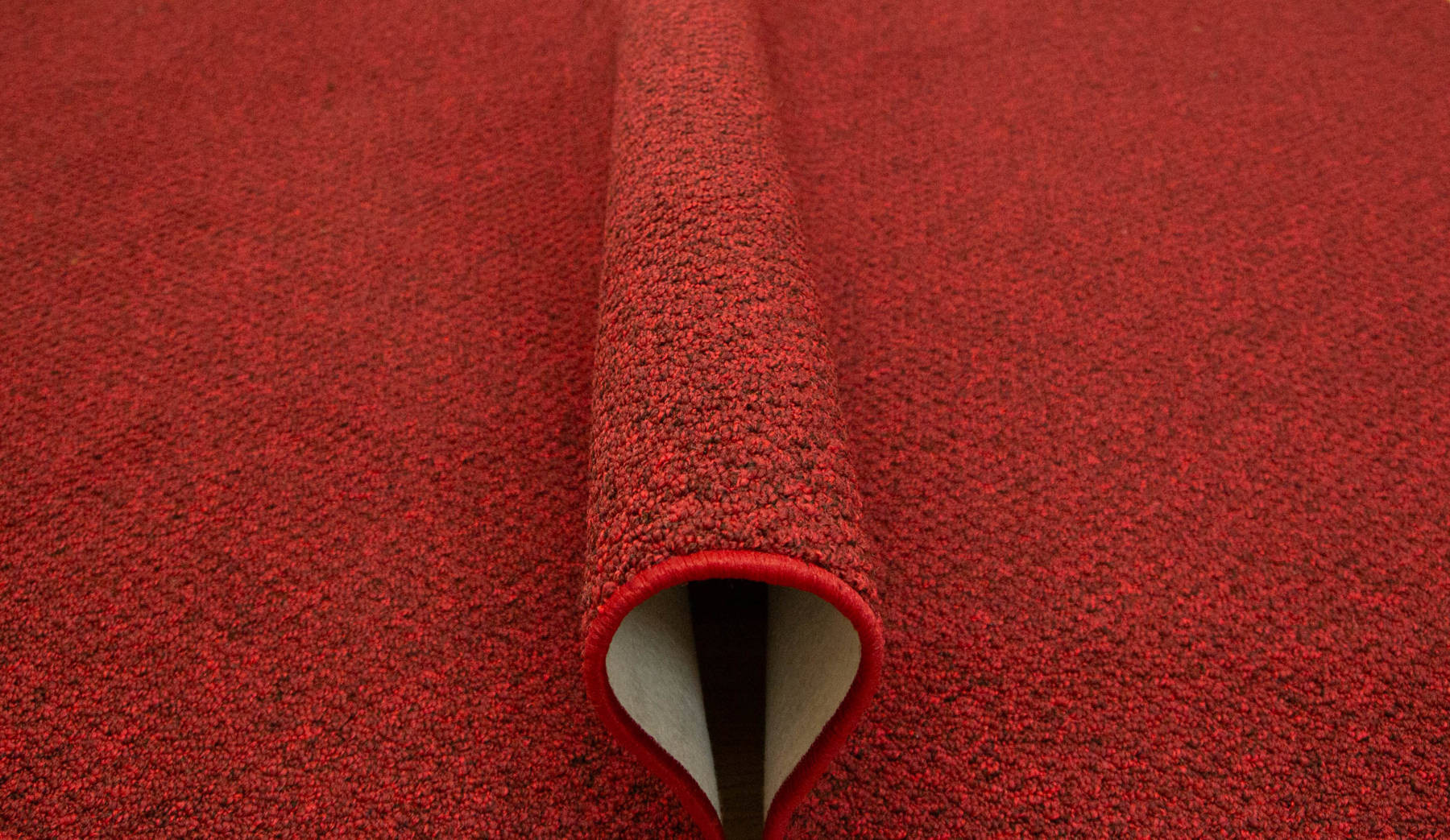 Metrážny koberec Stockholm 35 červený / čierny 