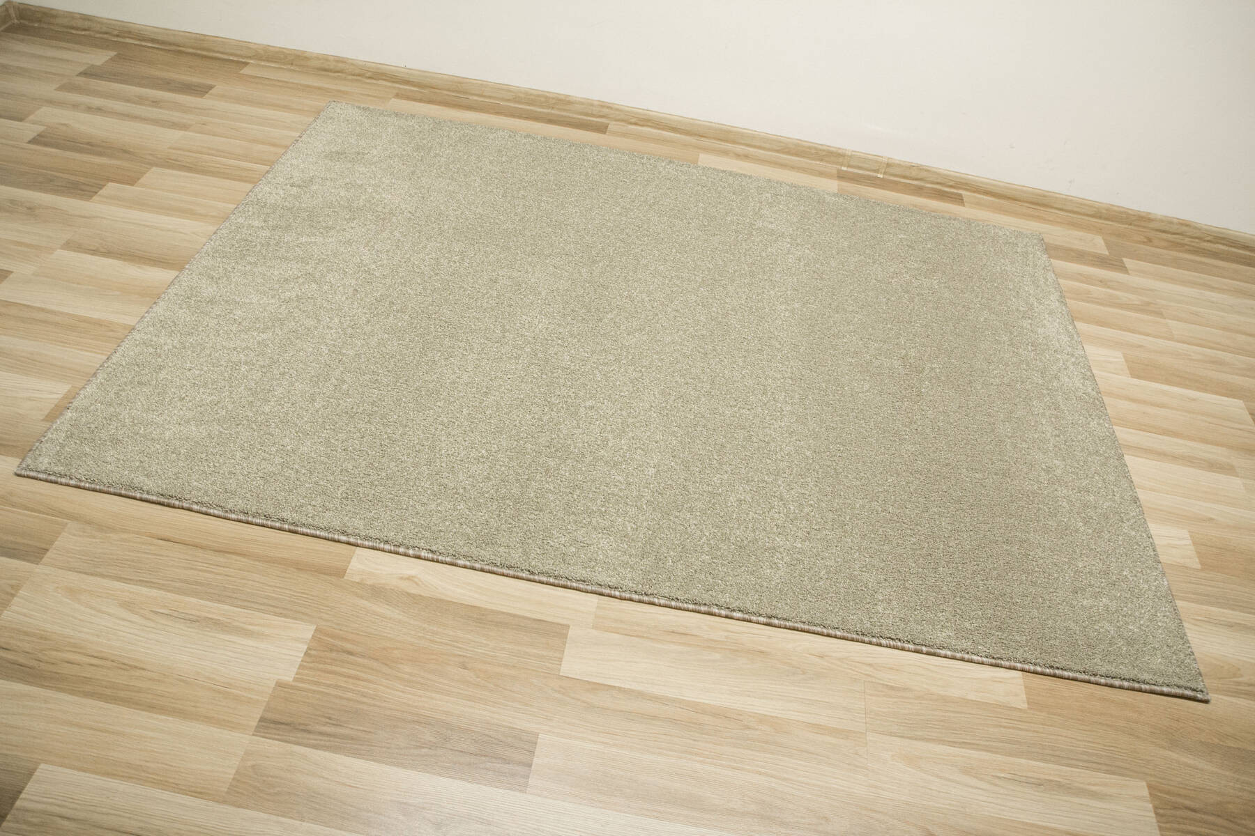 Metrážový koberec Sakura 140 olivový / béžový / krémový