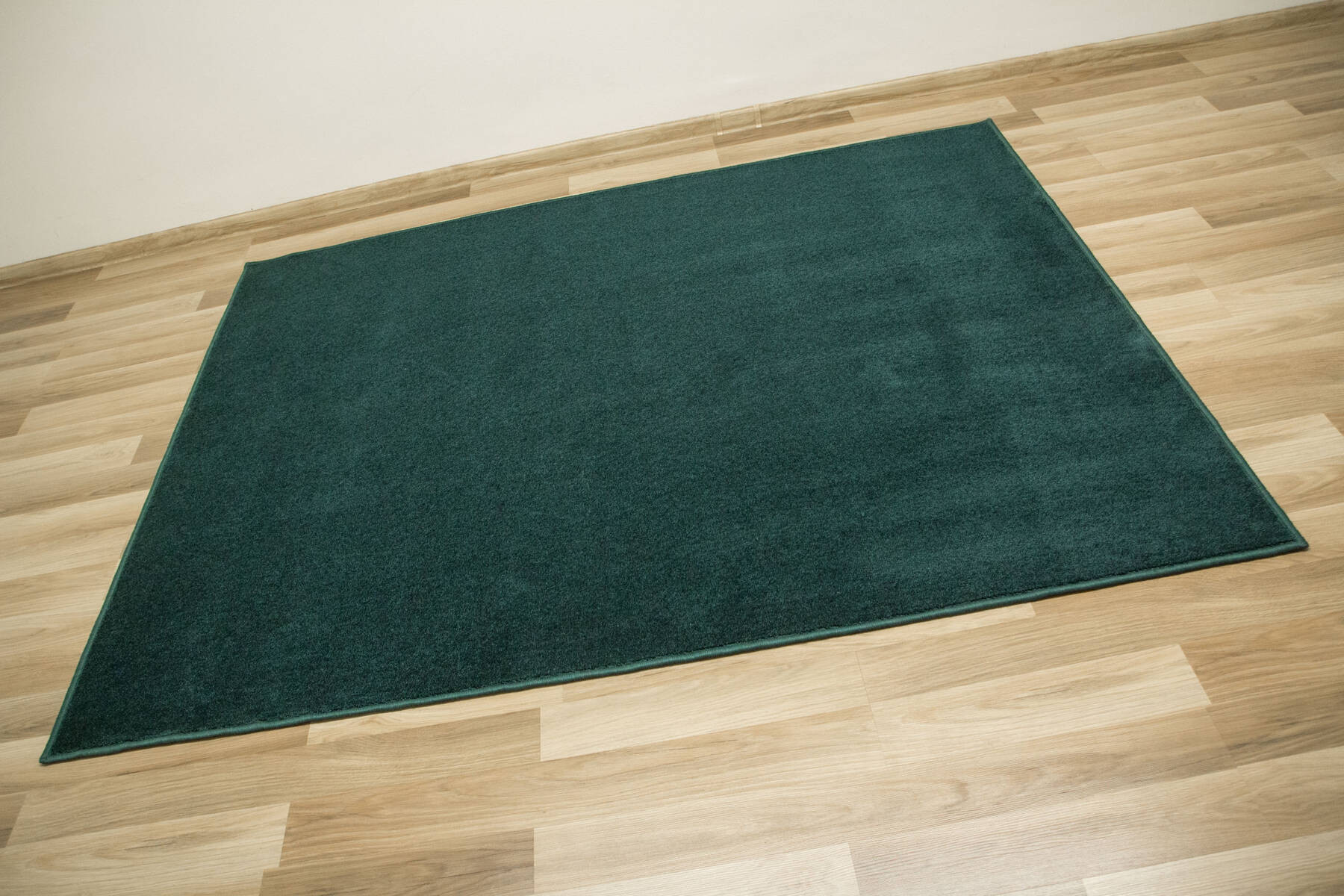 Metrážový koberec Sierra 40 lahvově zelený