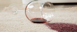 Ako odstrániť červené víno z koberca