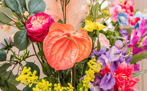 Umelé kvety do každej sezóny: Ako meniť dekorácie podľa ročných období?