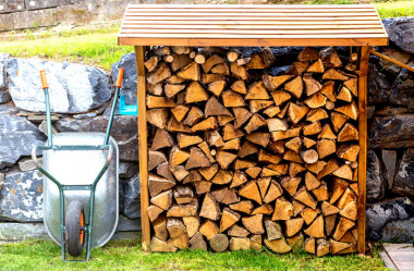 NÁVOD: Jak si svépomocí postavit jednoduchý přístřešek na dřevo 