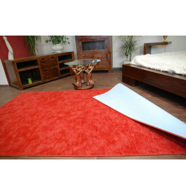 Metrážový koberec SERENADE červený
