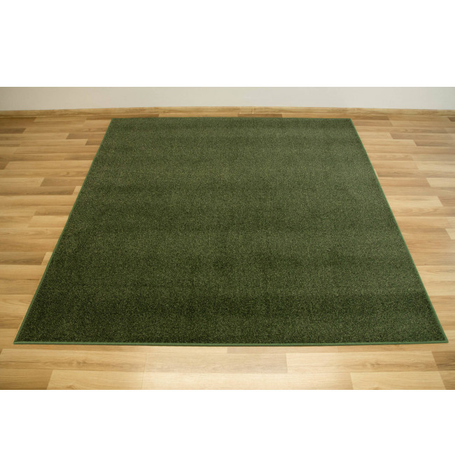 Metrážny koberec Liberty New 40 zelený / čierny