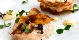 R. Krcho: Lososový tatarák s wasabi majonézou a sezamom, zemiakový chips
